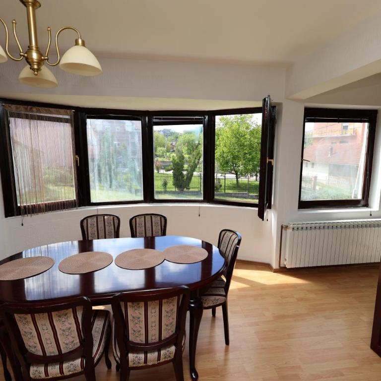 Bella holiday home Komadić prirode,mira,pravoga sela u neposrednoj blizini centra Banjaluke 4 km Garaža 4 sobe - Vila - 34