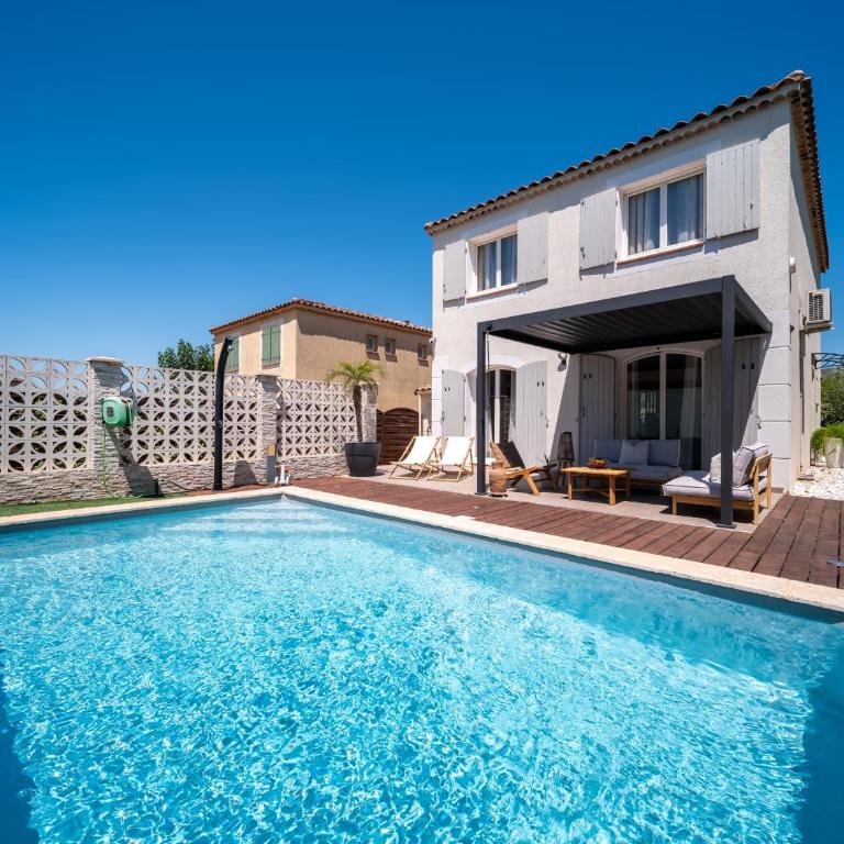 Magnifique villa avec piscine,climatisation, terrasse idéal pour 6 personnes - Villa avec Piscine Privée - 3
