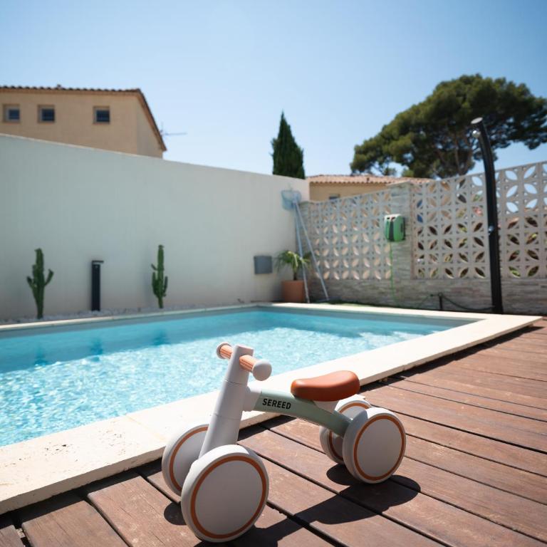 Magnifique villa avec piscine,climatisation, terrasse idéal pour 6 personnes - Villa avec Piscine Privée - 20