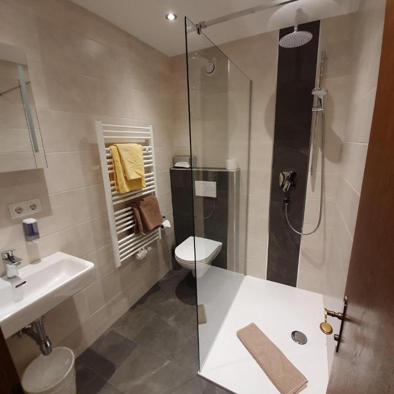 Hotel Pension*** Wiesenhof - Dreibettzimmer mit Dusche - 2