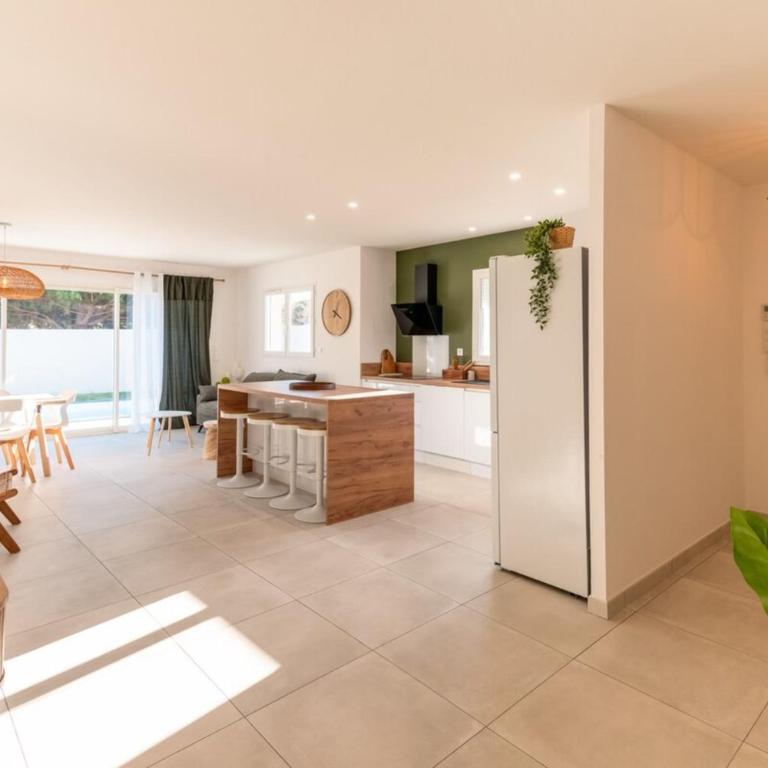 Villa Selva Beach 500 m Away - Three-Bedroom Villa - 8