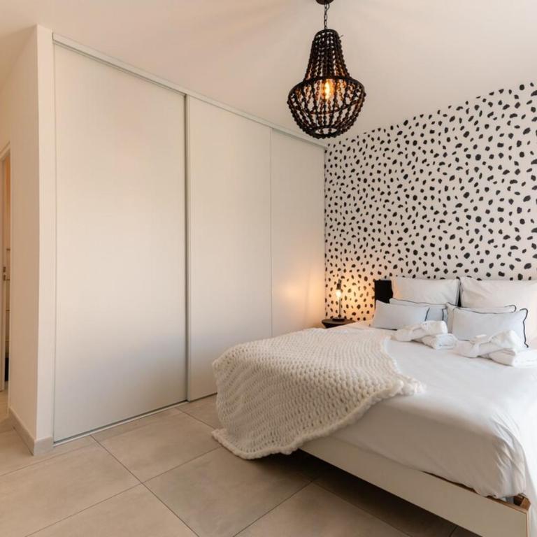 Villa Selva Beach 500 m Away - Three-Bedroom Villa - 28