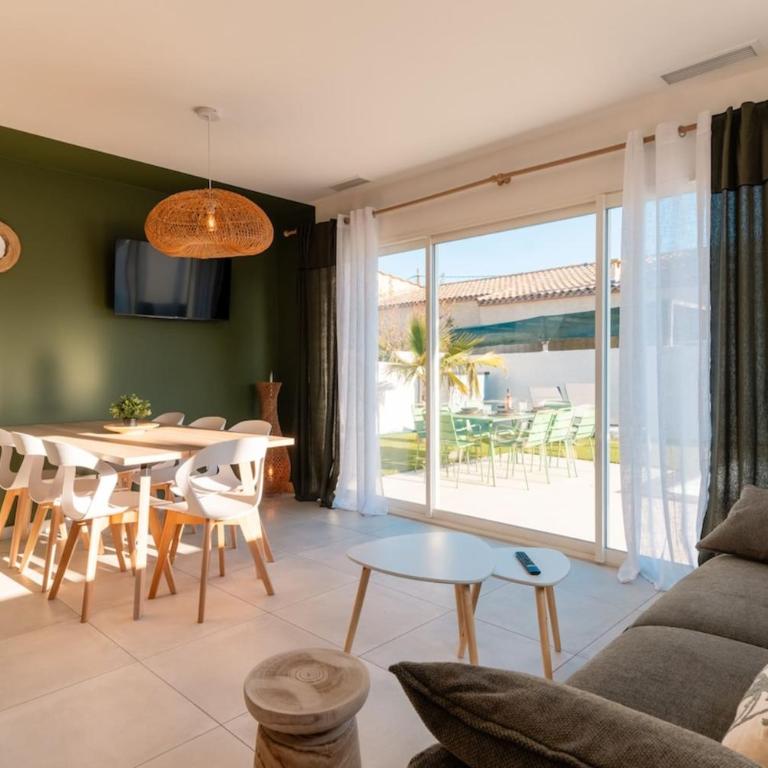 Villa Selva Beach 500 m Away - Three-Bedroom Villa - 32