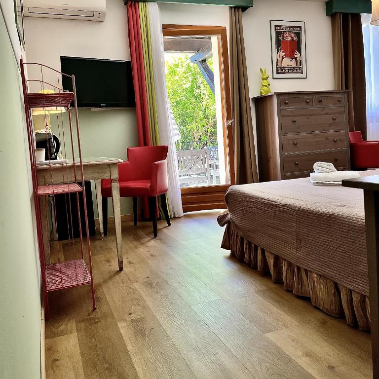 Le Patio - Double Room with Private Bathroom - 17
