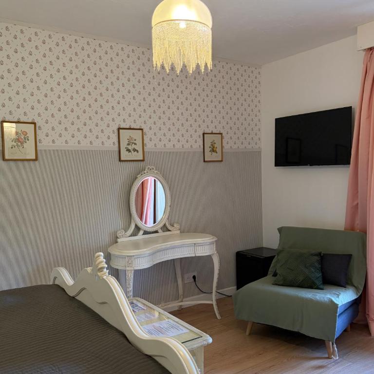 Le Patio - Double Room with Private Bathroom - 20
