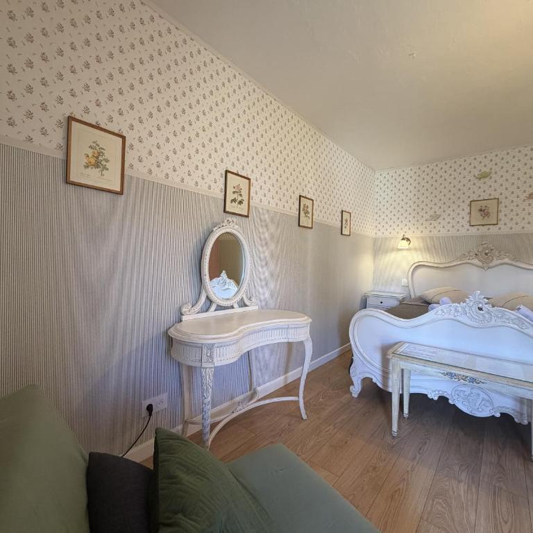 Le Patio - Double Room with Private Bathroom - 21