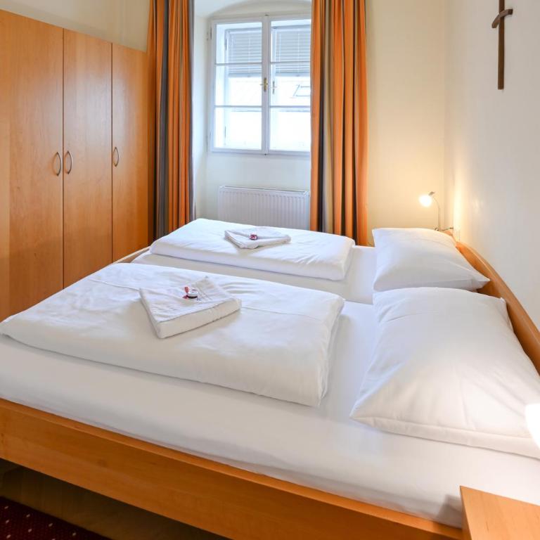 Gästehaus im Priesterseminar Salzburg - Familienzimmer mit Doppelbett - 9