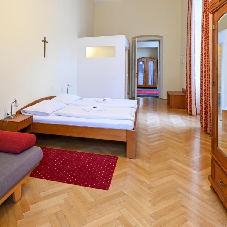 Gästehaus im Priesterseminar Salzburg - Familienzimmer mit Doppelbett - 15