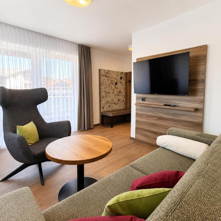 Hotel Garni Vier Jahreszeiten - Deluxe Suite mit Kingsize-Bett - 9
