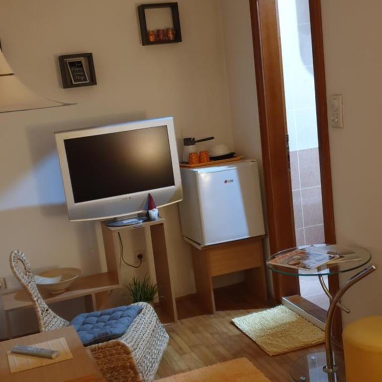 Apartman Krug - Dvokrevetna Soba sa Bračnim Krevetom i Sopstvenim Kupatilom - 4