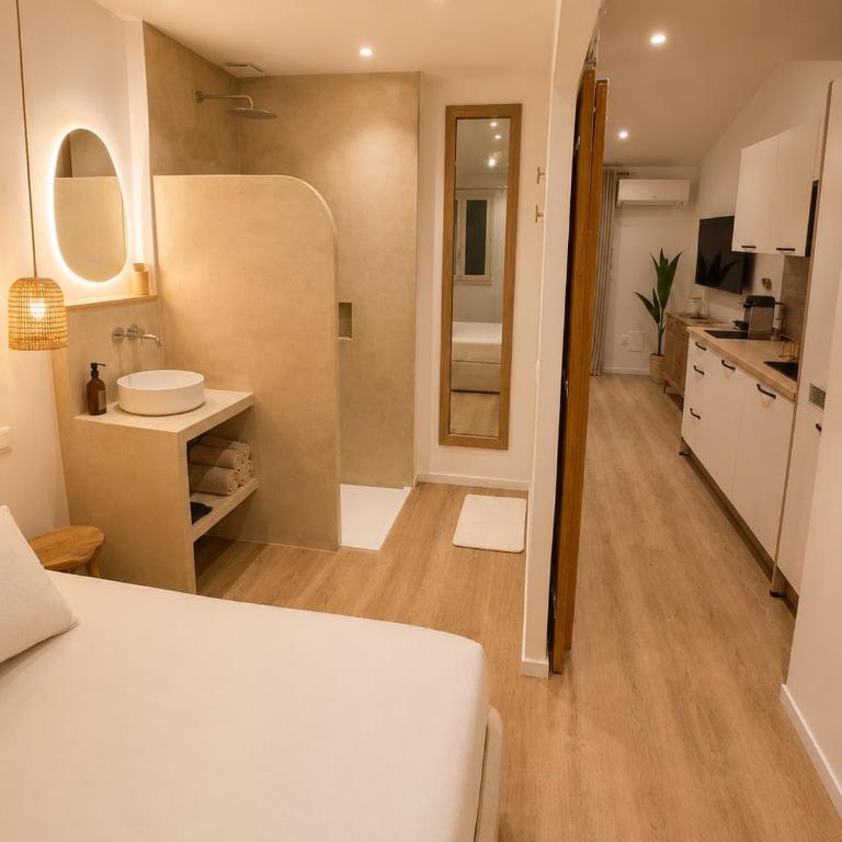Cosy Appartement avec piscine, balcon vue canal & parking privé - One-Bedroom Apartment - 12