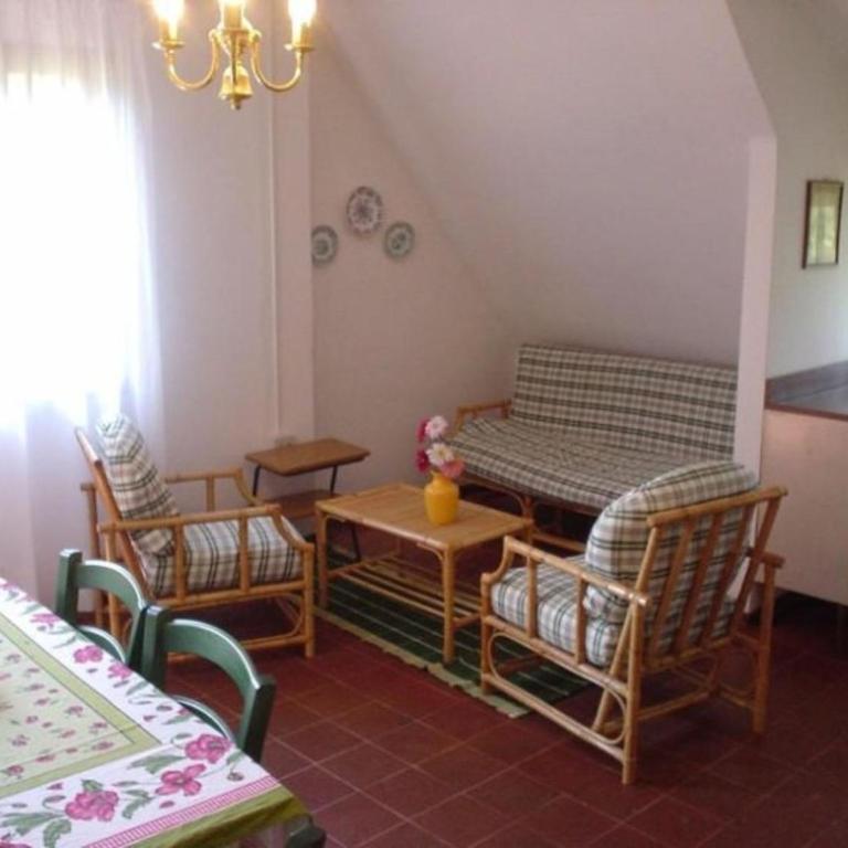Spacious stay for families steps from the beach - Apartment - 1