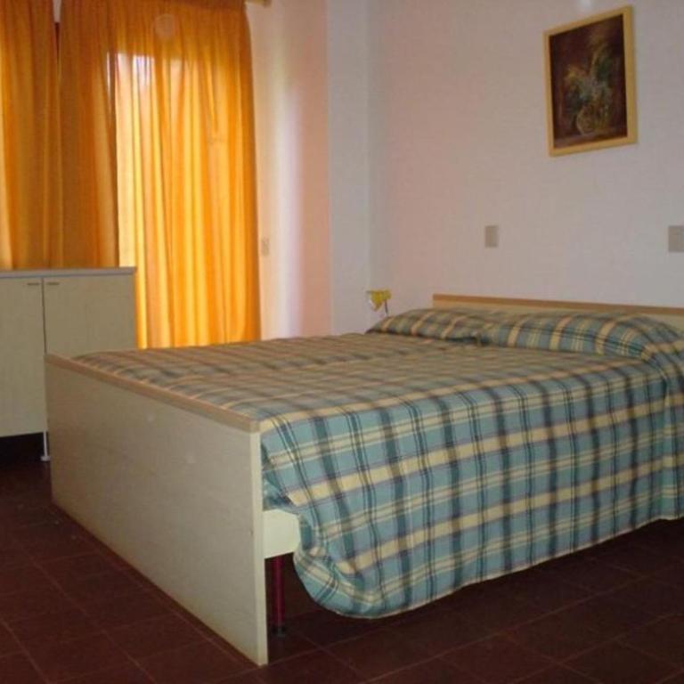 Spacious stay for families steps from the beach - Apartment - 3