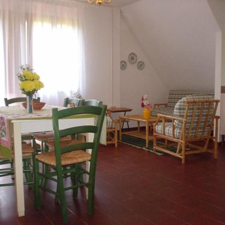 Spacious stay for families steps from the beach - Apartment - 9
