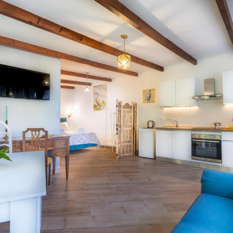 Francesca's Guesthouse - One-Bedroom House - 3
