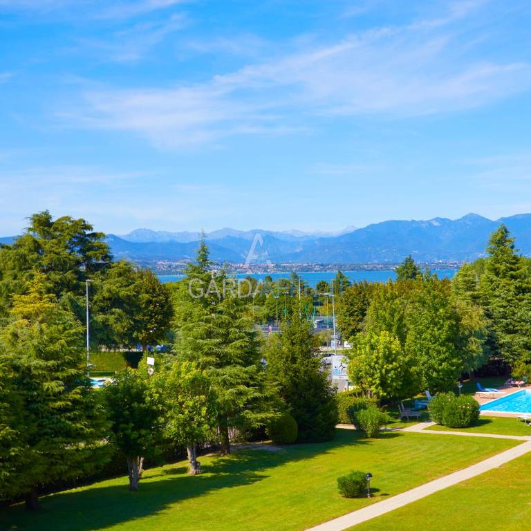 Garda Lite 40 - Terrazza, piscina e scorci sul lago - One-Bedroom Apartment - 11
