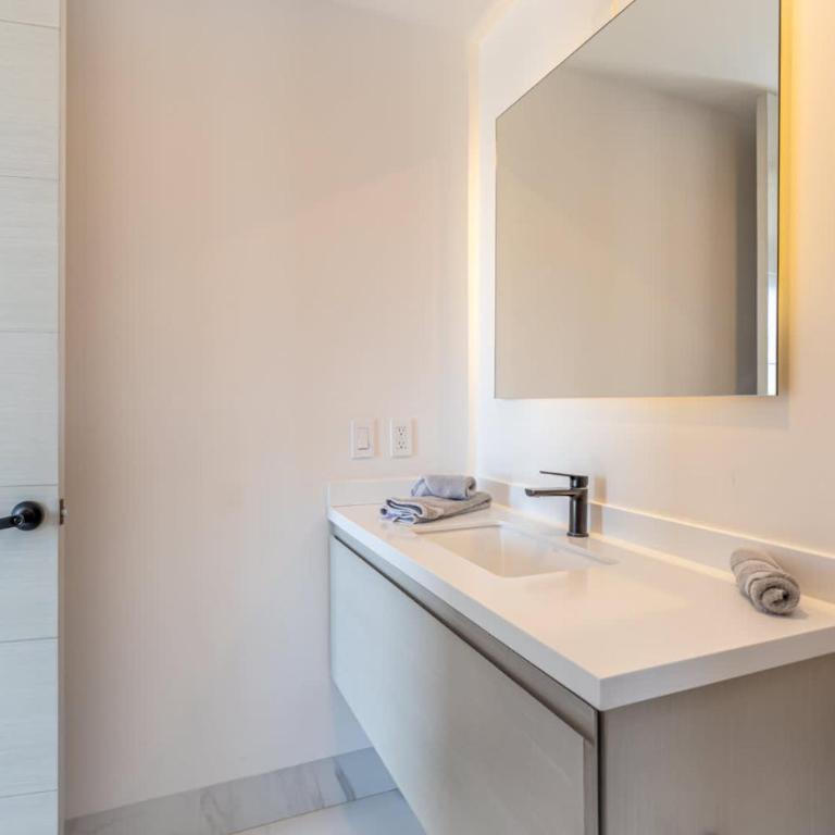 New 2 BR Condo Right Next to the Beach - Pool - Casa - 10