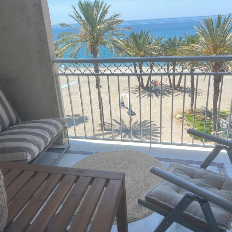 Apartamento LH Beach frente al mar - One-Bedroom Apartment with Balcony and Sea View - 9