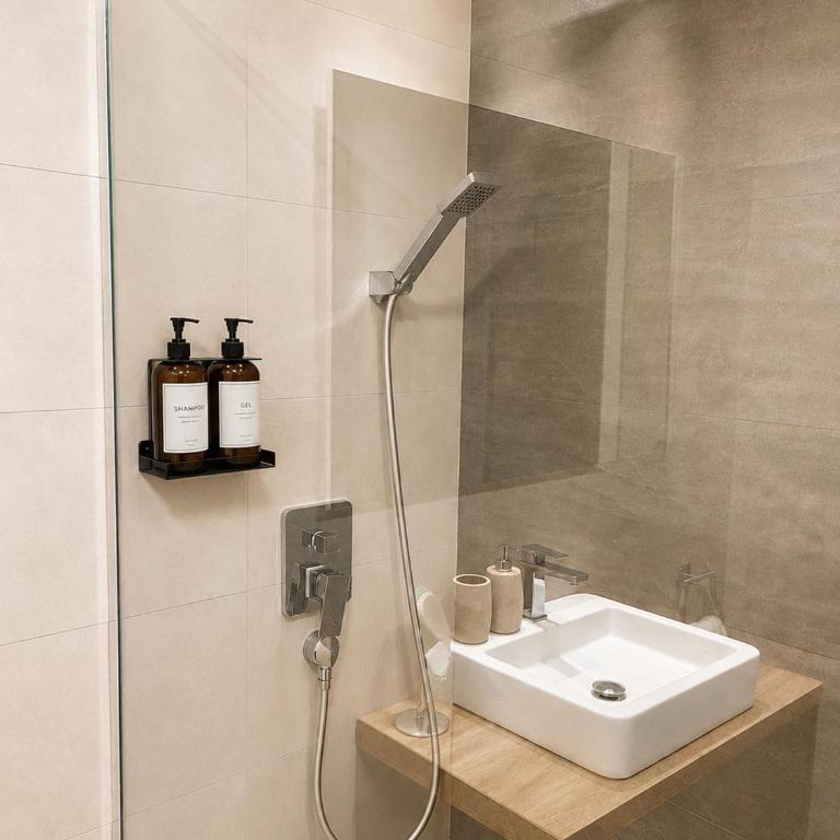 Seaside Apartment Retreat - Two-Bedroom Apartment - 28