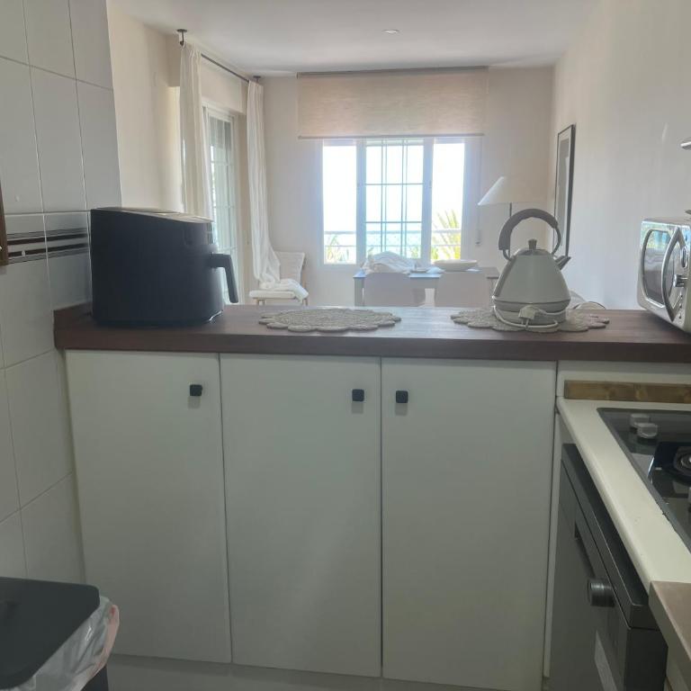 Apartamento LH Beach frente al mar - One-Bedroom Apartment with Balcony and Sea View - 5