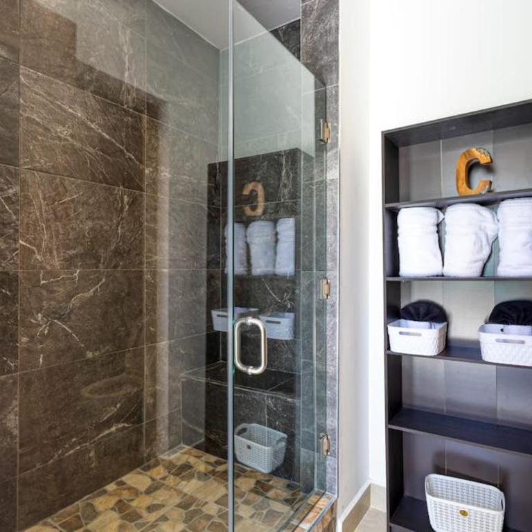 Modern studio with rooftop lounge, pools, gym, pickleball & Netflix access - Casa - 7