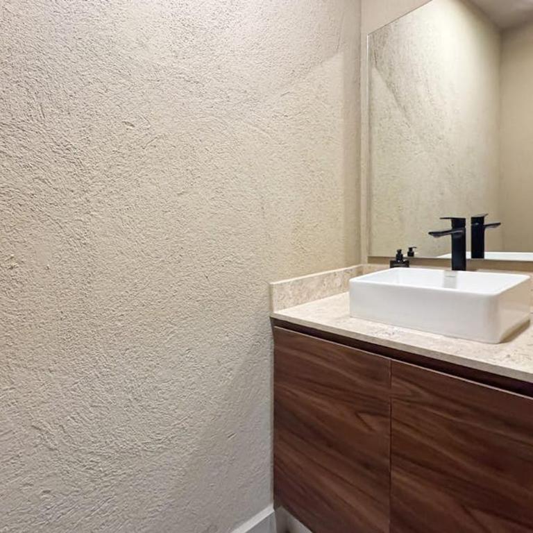Modern studio with rooftop lounge, pools, gym, pickleball & Netflix access - Casa - 12