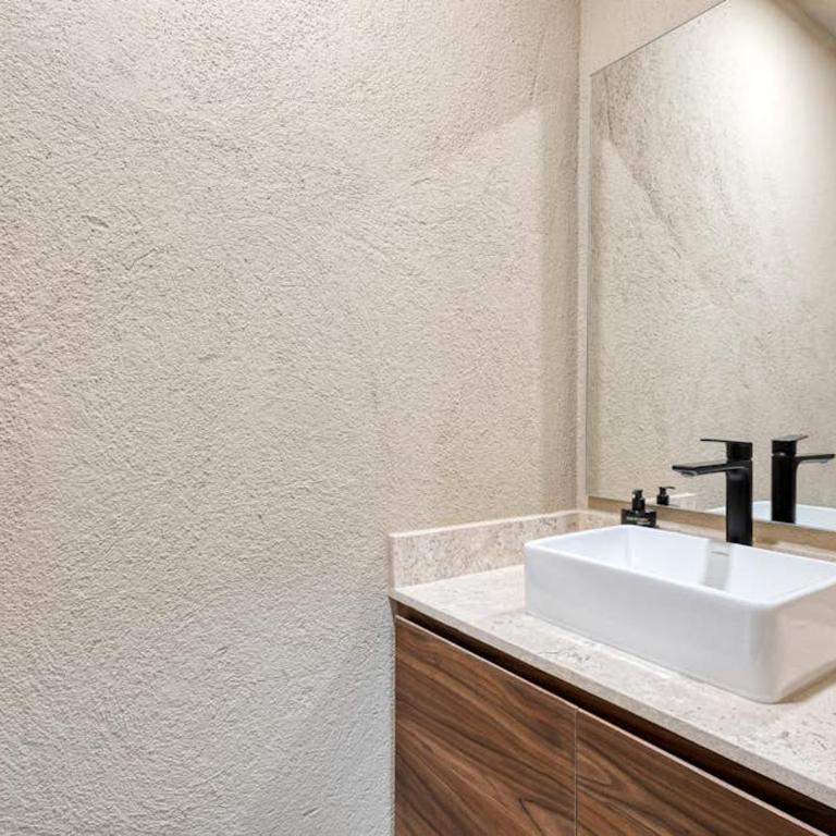Modern studio with rooftop lounge, pools, gym, pickleball & Netflix access - Casa - 13