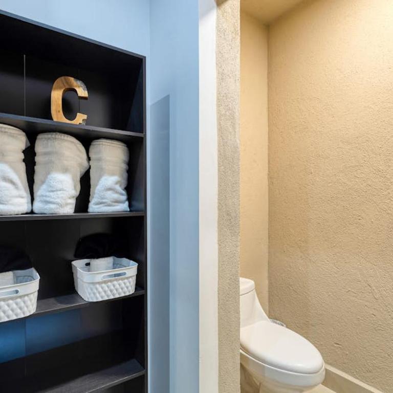 Modern studio with rooftop lounge, pools, gym, pickleball & Netflix access - Casa - 14