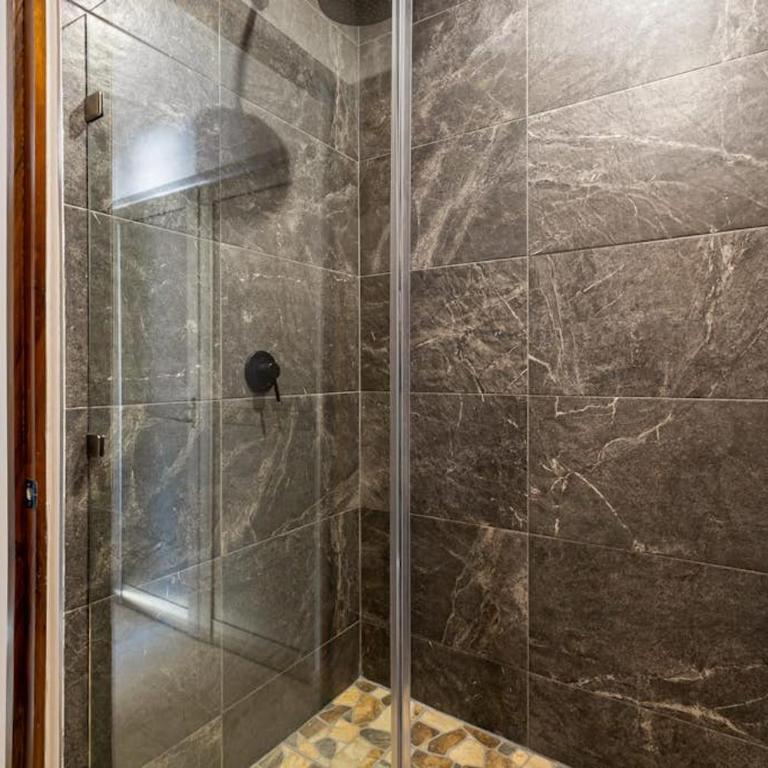 Modern studio with rooftop lounge, pools, gym, pickleball & Netflix access - Casa - 15