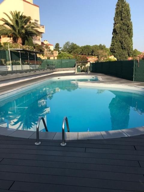 Grand studio proche mer dans résidence calme avec piscine - One-Bedroom Apartment with Terrace - 9