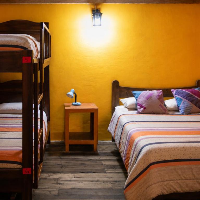 Hostal Café Tiana - Family Room with Shared Bathroom - 1