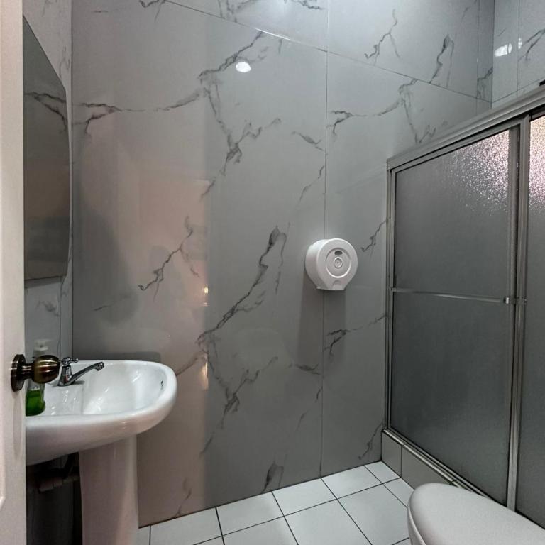 Hostal Café Tiana - Deluxe Double Room - 1