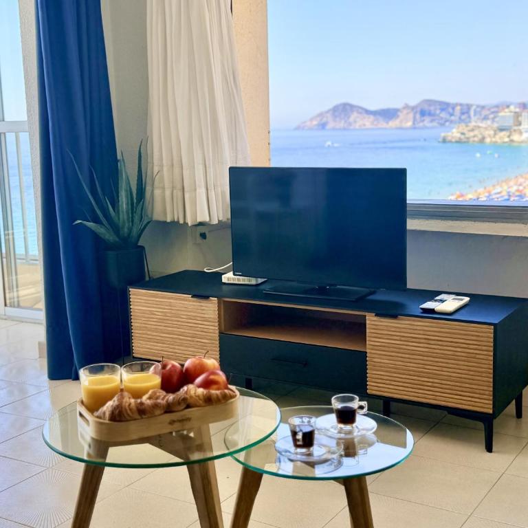 Seafront Beach Corner Apartment - Apartamento - 11