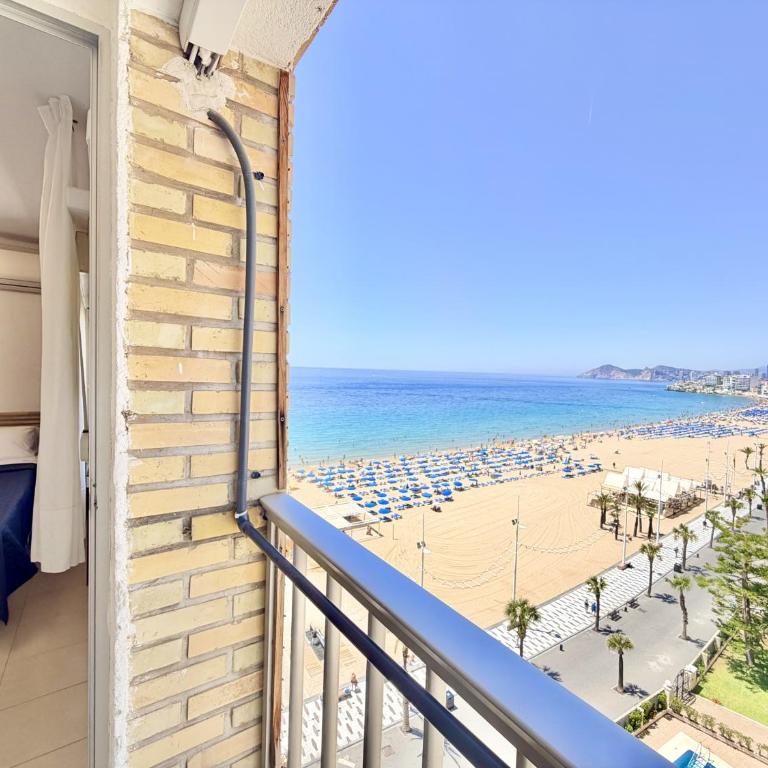 Seafront Beach Corner Apartment - Apartamento - 13