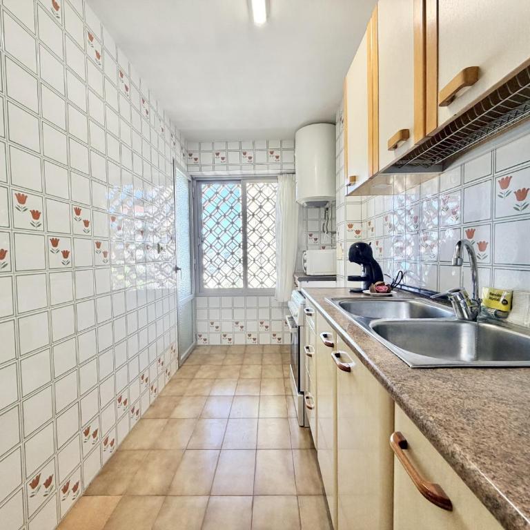 Seafront Beach Corner Apartment - Apartamento - 17