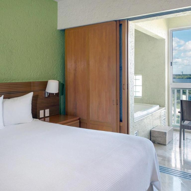 Club Regina Cancun - One-Bedroom King Suite with Jacuzzi, Balcony and Lagoon View - 10