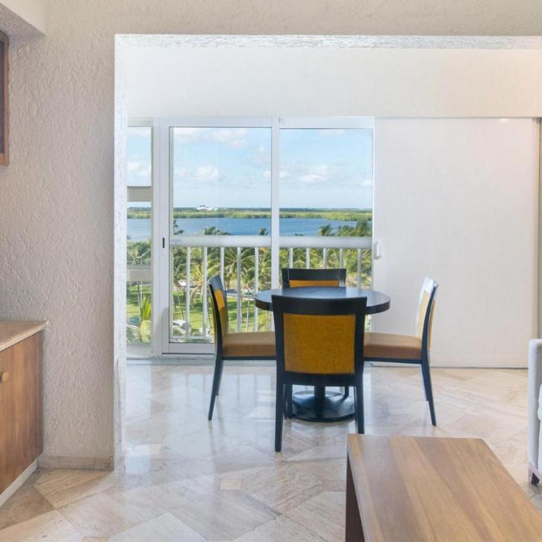 Club Regina Cancun - One-Bedroom King Suite with Jacuzzi, Balcony and Lagoon View - 8
