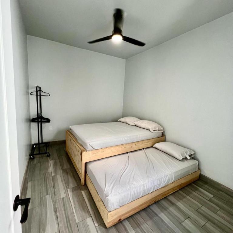 Casa Mundial 2026 for 20 people, 13 miles from Akron - Two-Bedroom House - 10