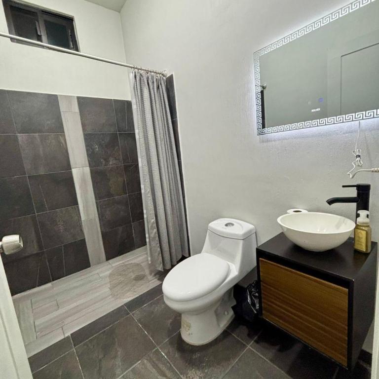 Casa Mundial 2026 for 20 people, 13 miles from Akron - Two-Bedroom House - 13