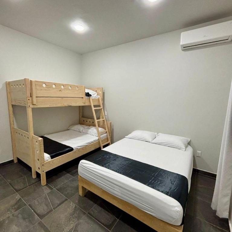Casa Mundial 2026 for 20 people, 13 miles from Akron - Two-Bedroom House - 15