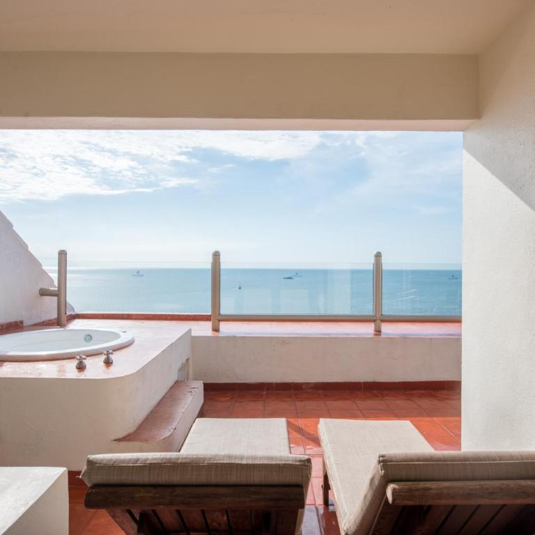 Club Regina Puerto Vallarta - Two-Bedroom Penthouse Deluxe King Suite with Jacuzzi and Ocean View - 3