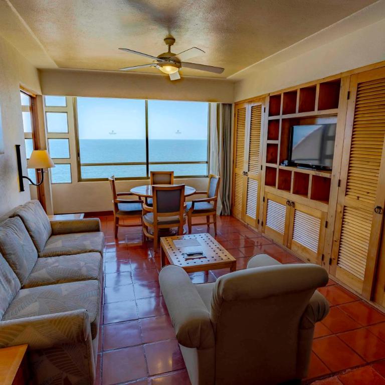 Club Regina Puerto Vallarta - Two-Bedroom Penthouse Deluxe King Suite with Jacuzzi and Ocean View - 5