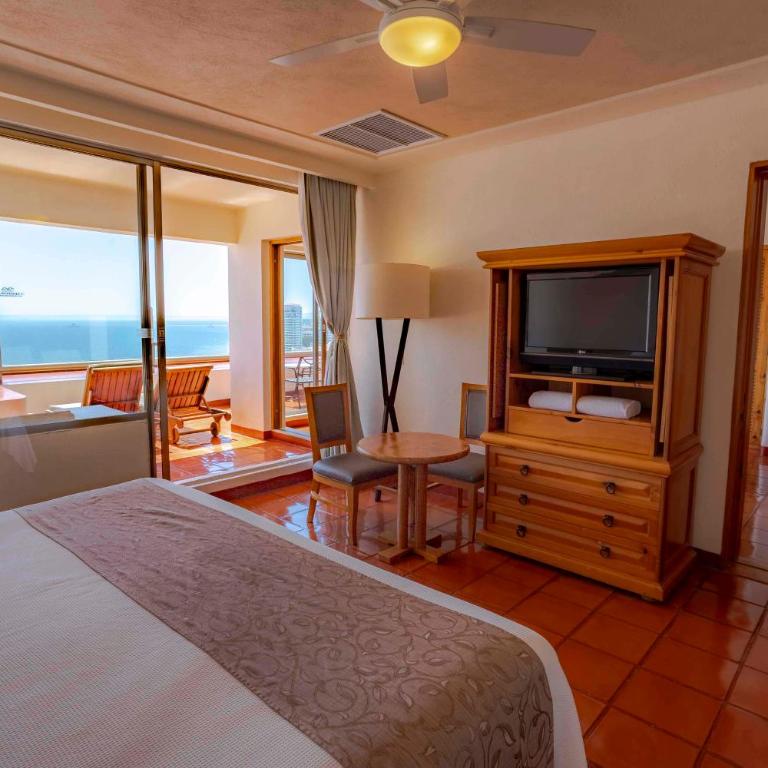 Club Regina Puerto Vallarta - One-Bedroom Penthouse King Suite with Jacuzzi and Ocean View - 1