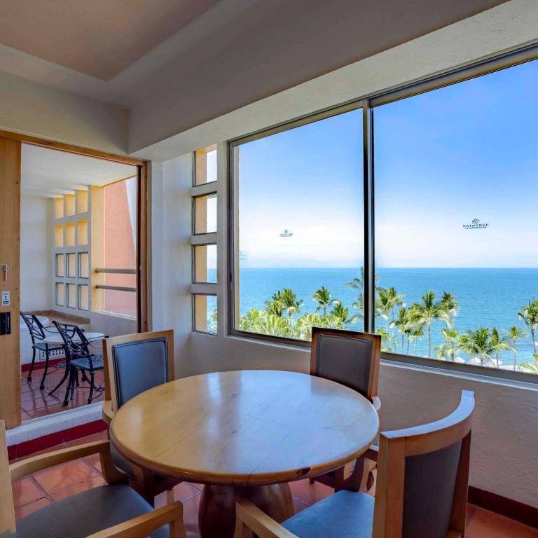 Club Regina Puerto Vallarta - Accessible One-Bedroom King Suite with Jacuzzi, Terrace and Ocean View - Mobility Access - 4