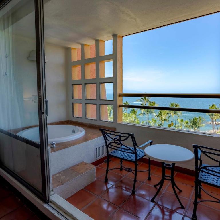 Club Regina Puerto Vallarta - One-Bedroom King Suite with Jacuzzi, Terrace and Oceanfront View - 5