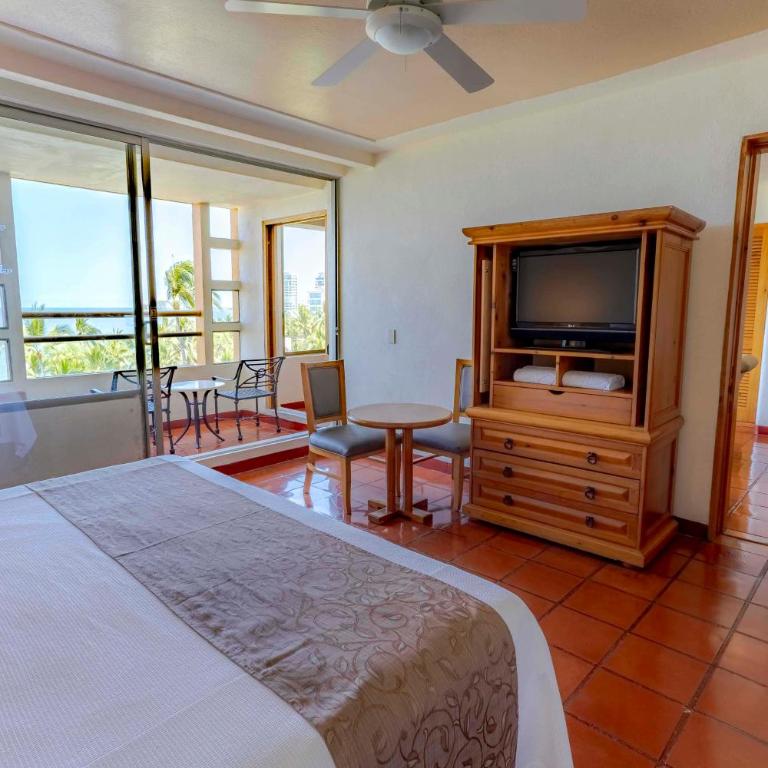 Club Regina Puerto Vallarta - One-Bedroom King Suite with Jacuzzi, Terrace and Partial Ocean View - 4
