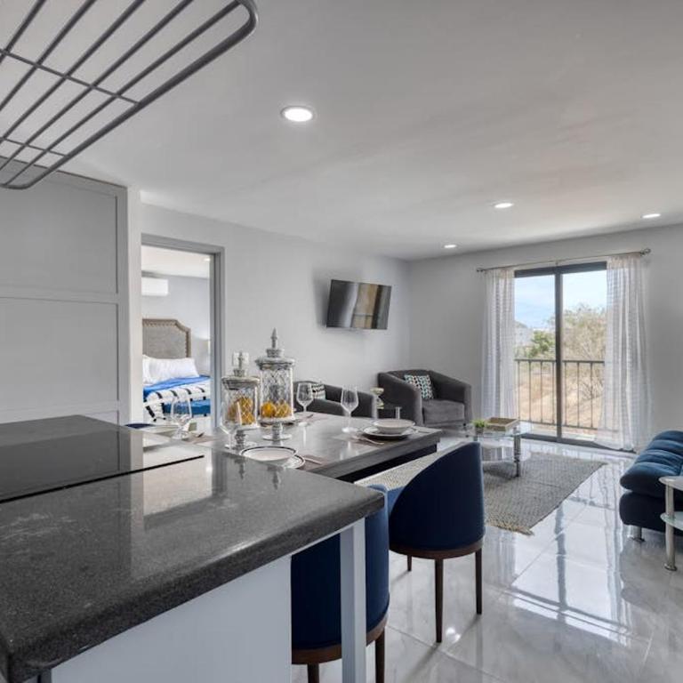 Dog-friendly hotel suite with ocean-view rooftop infinity pool, central AC & gym - Casa - 10