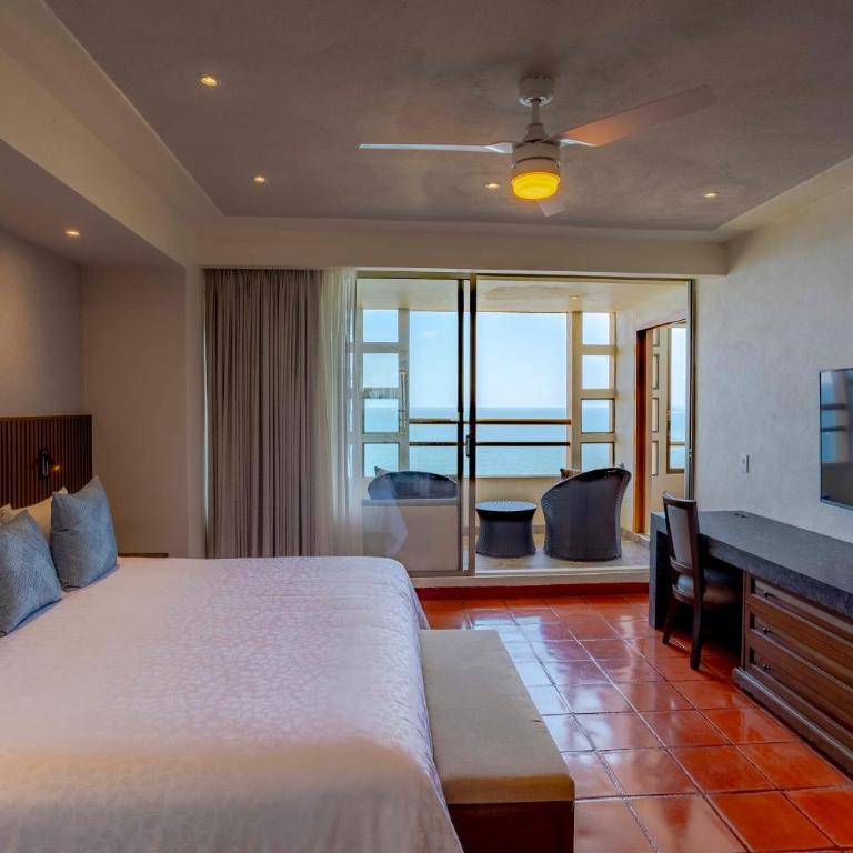 Club Regina Puerto Vallarta - One-Bedroom King Suite with Jacuzzi and Ocean View Balcony - 2