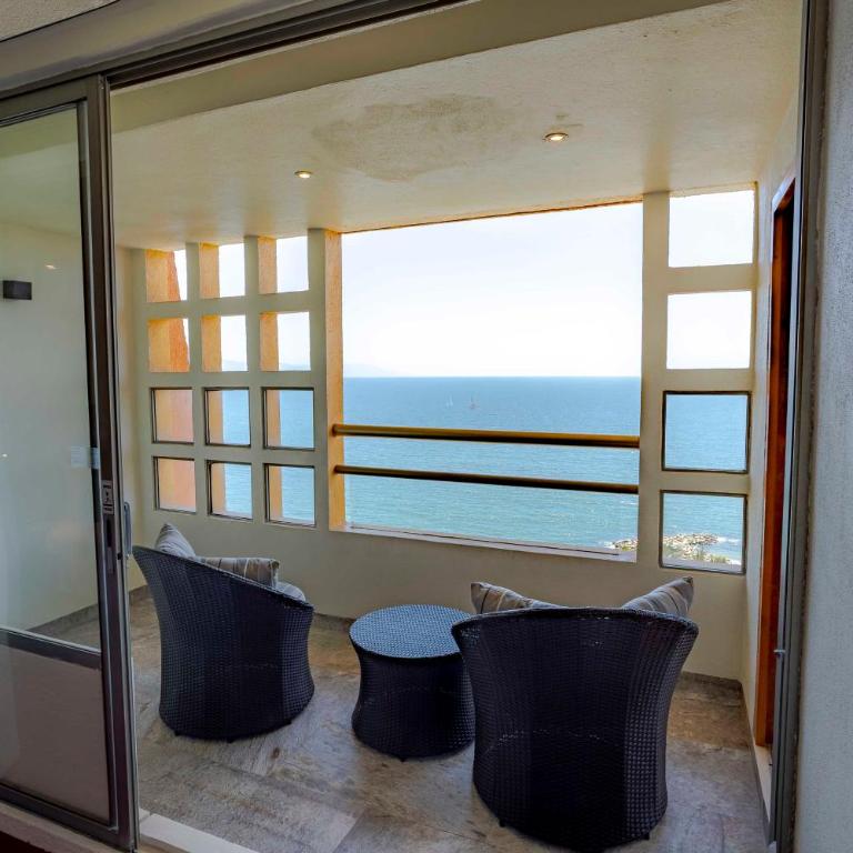 Club Regina Puerto Vallarta - One-Bedroom King Suite with Jacuzzi and Ocean View Balcony - 4