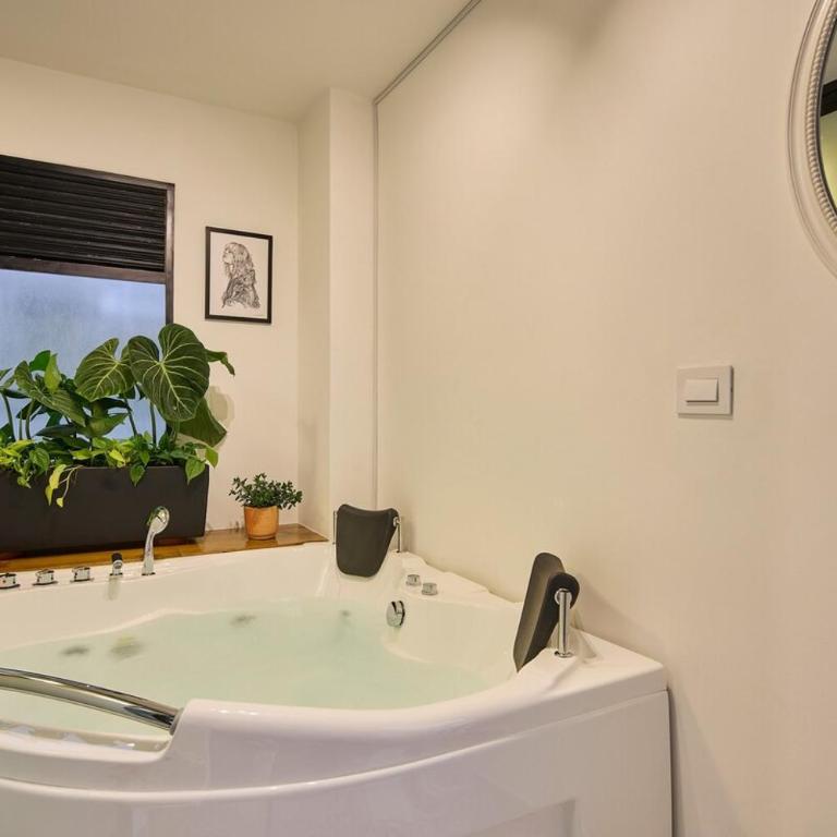 Elegant 2 Bedroom Escape with Jacuzzi & City Vibes - Apartamento de 3 dormitorios - 17